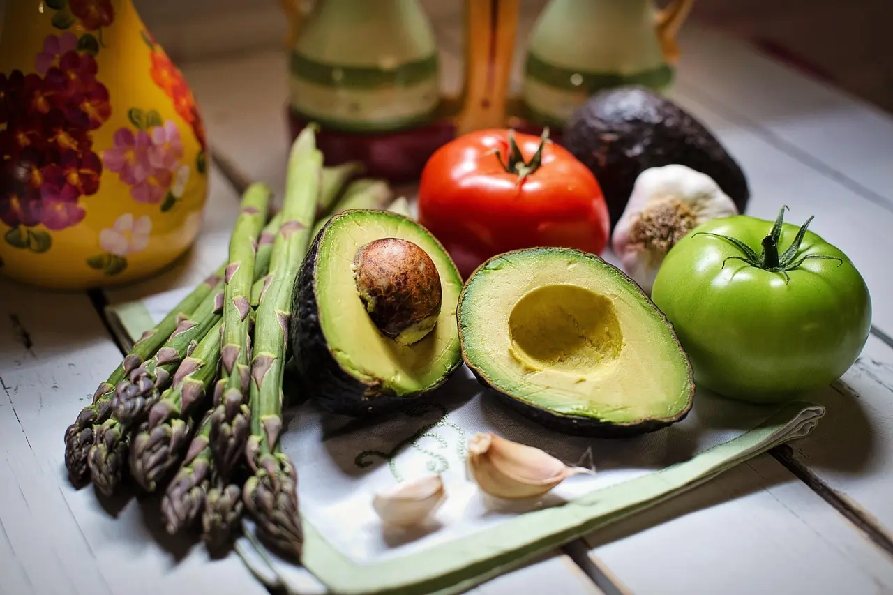 Avocado, grønne asparges og tomater