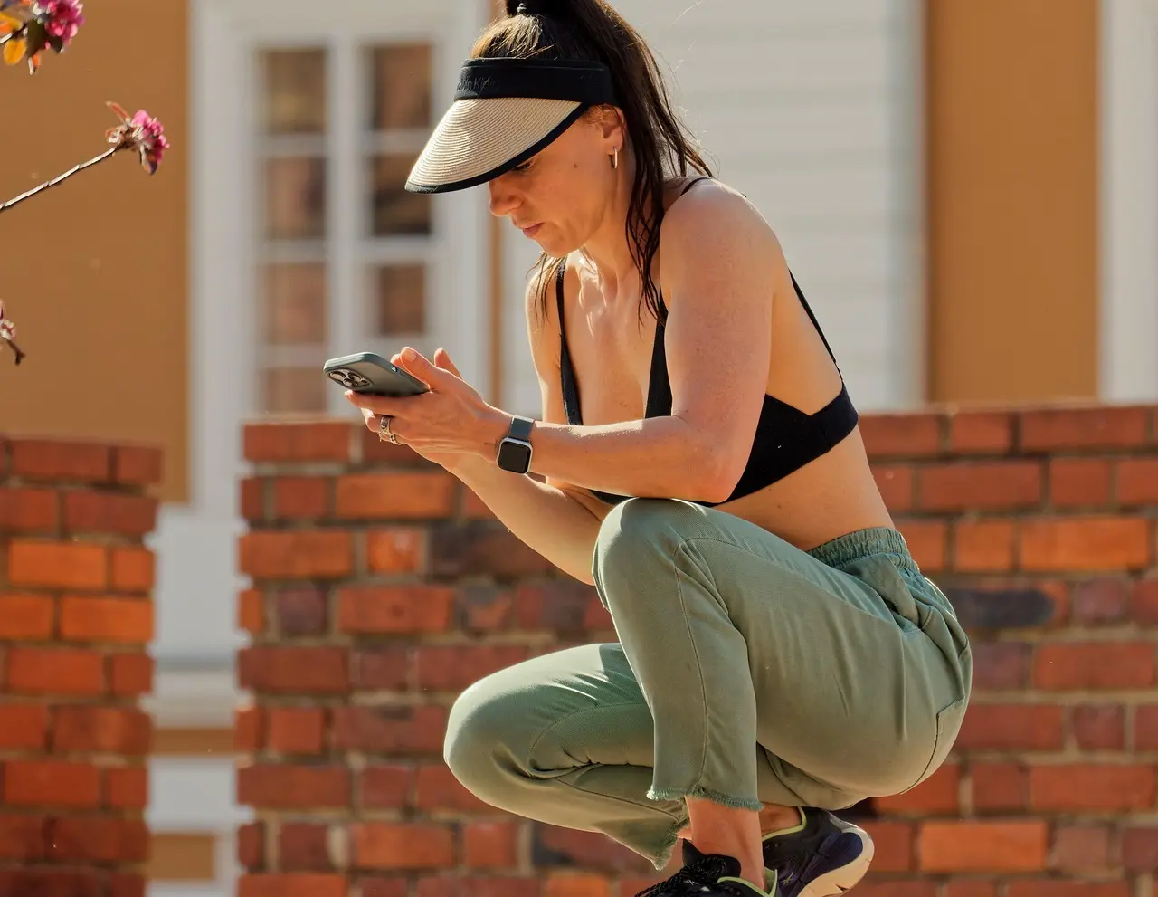 Sådan udfører du korrekt knæbøjning med lav stang