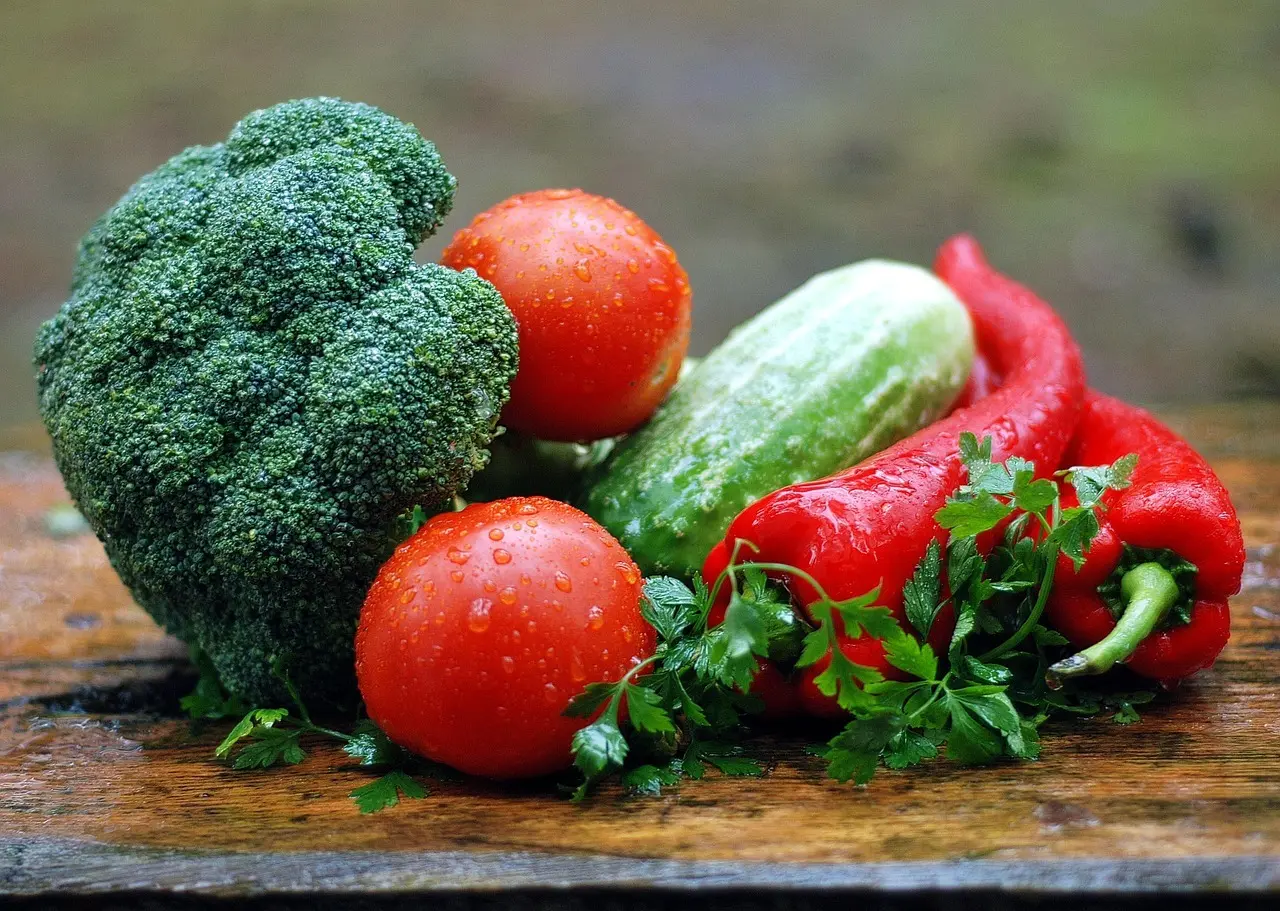 Broccoli, tomater, agurk, rød peber og frisk persille